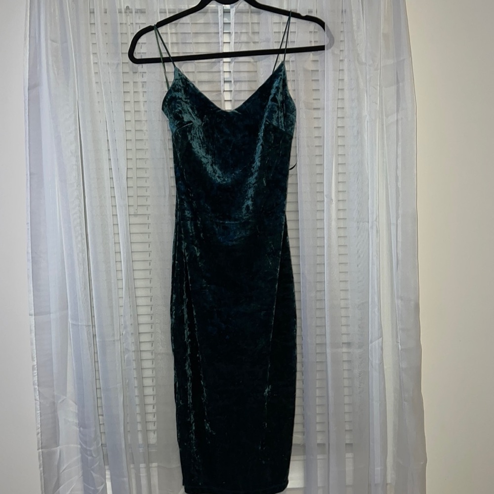 New with tags green velvet midi dress